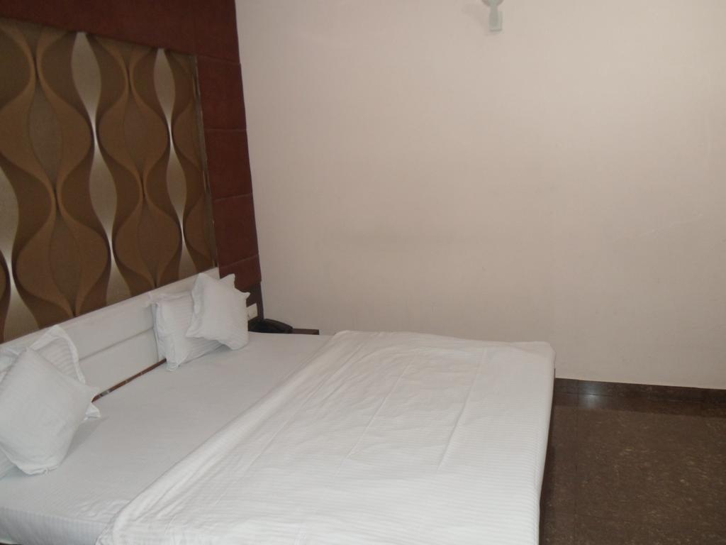 Hotel Silver Plaza Ahmedabad Rum bild