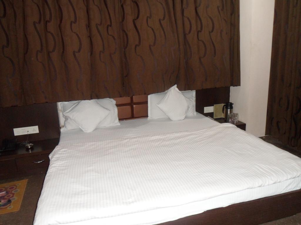 Hotel Silver Plaza Ahmedabad Rum bild
