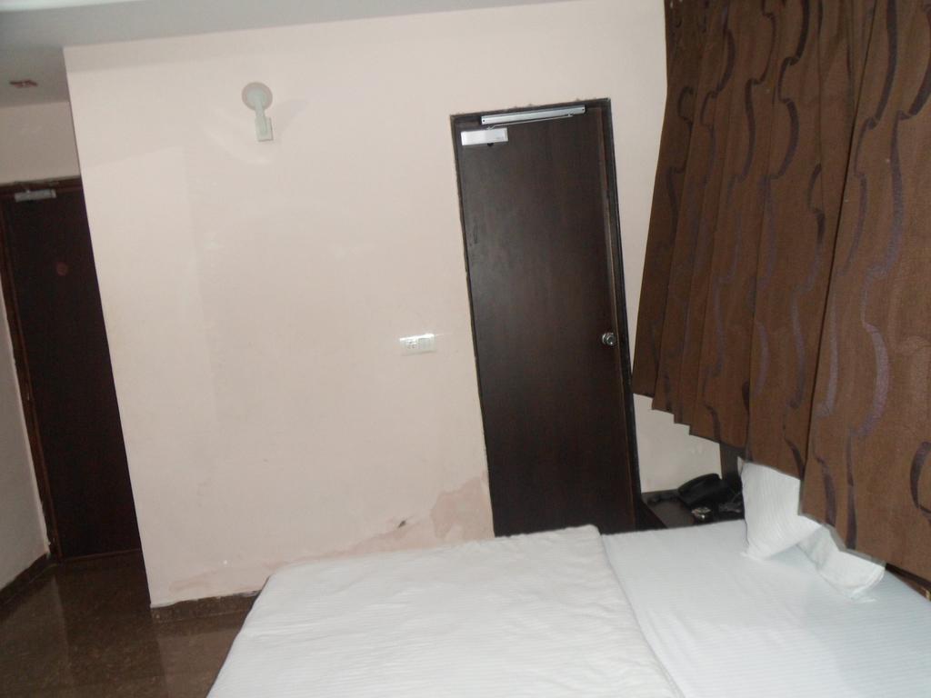 Hotel Silver Plaza Ahmedabad Rum bild
