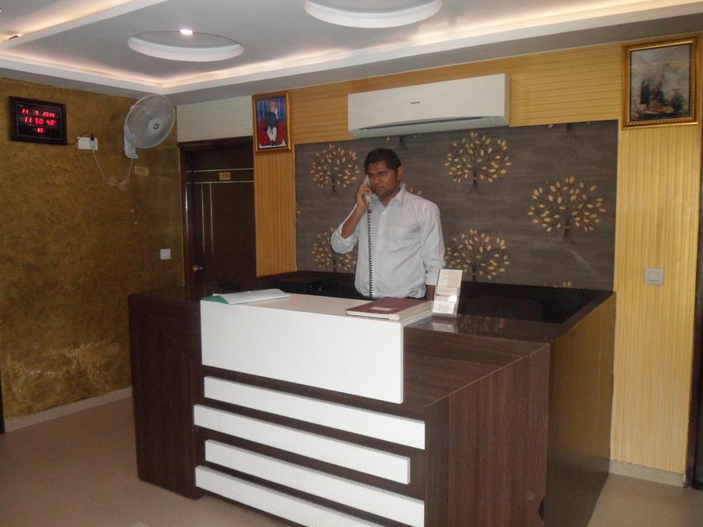 Hotel Silver Plaza Ahmedabad Exteriör bild