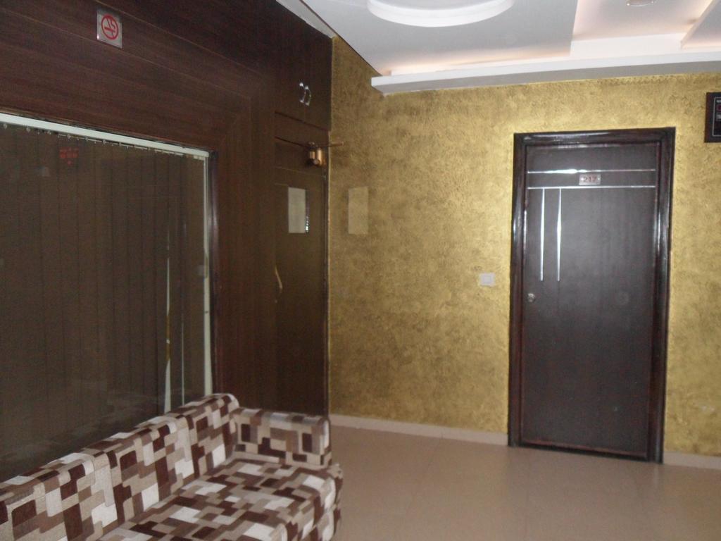 Hotel Silver Plaza Ahmedabad Exteriör bild